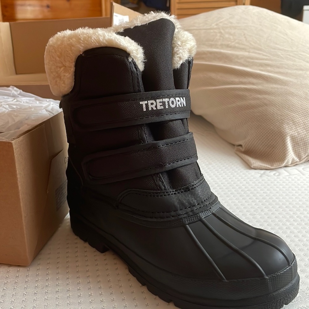 Tretorn snow boots brand new black expedition style.